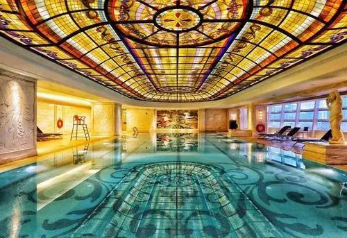 室內(nèi)游泳館用什么除濕好？.