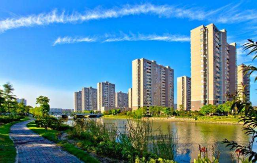 隨著生態(tài)環(huán)境污染，人工湖治理該如何做？