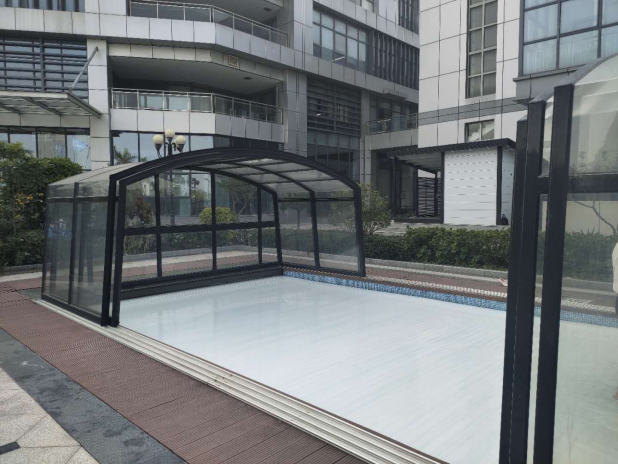 露天游泳池如何防塵？