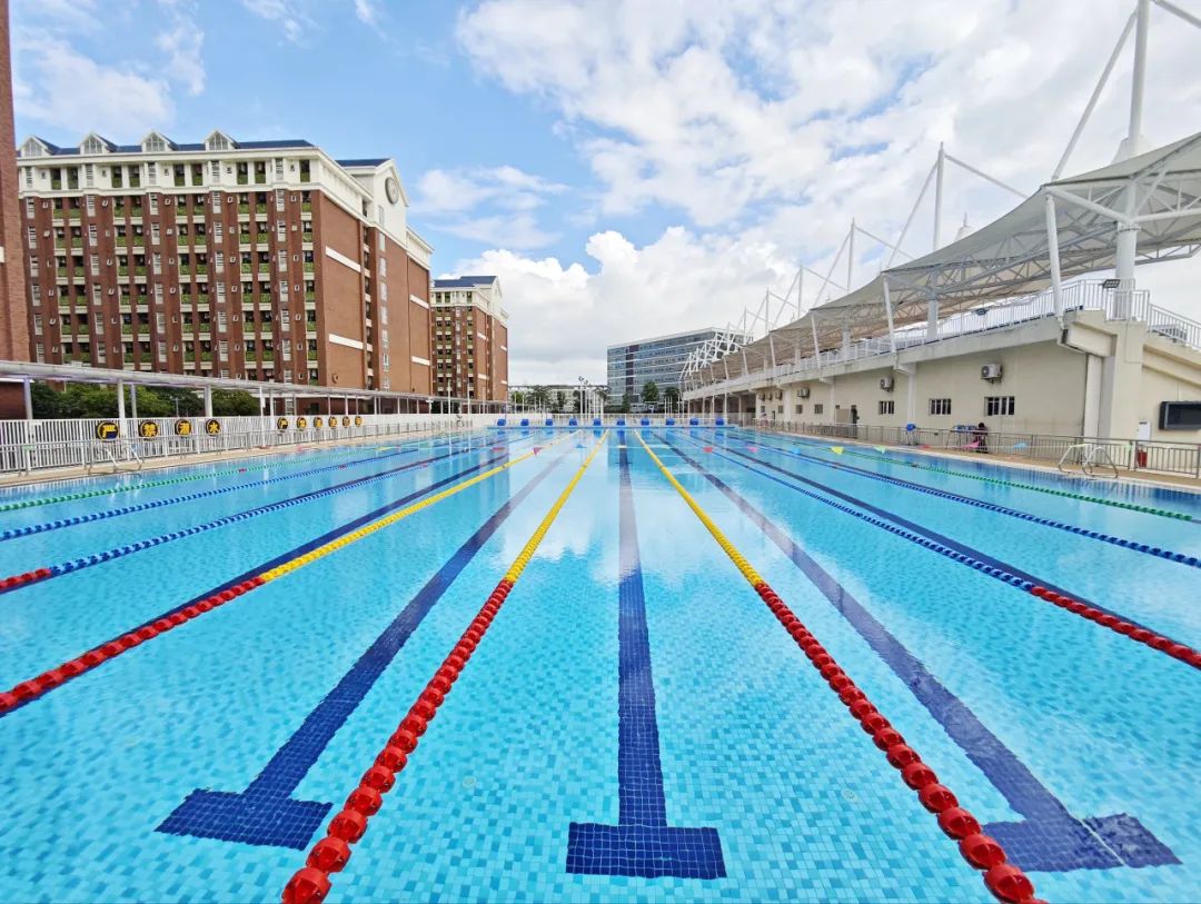 <b>游泳池清潔機(jī)器人讓清潔省心又省力，解放雙手！</b>